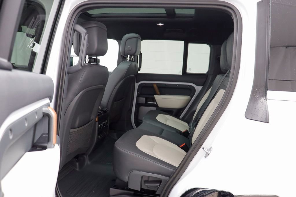 Used 2023 Land Rover Defender 130 X-Dynamic SE image 15