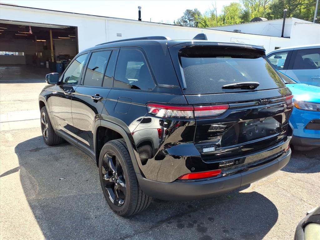 Used 2024 Jeep Grand Cherokee Altitude image 3