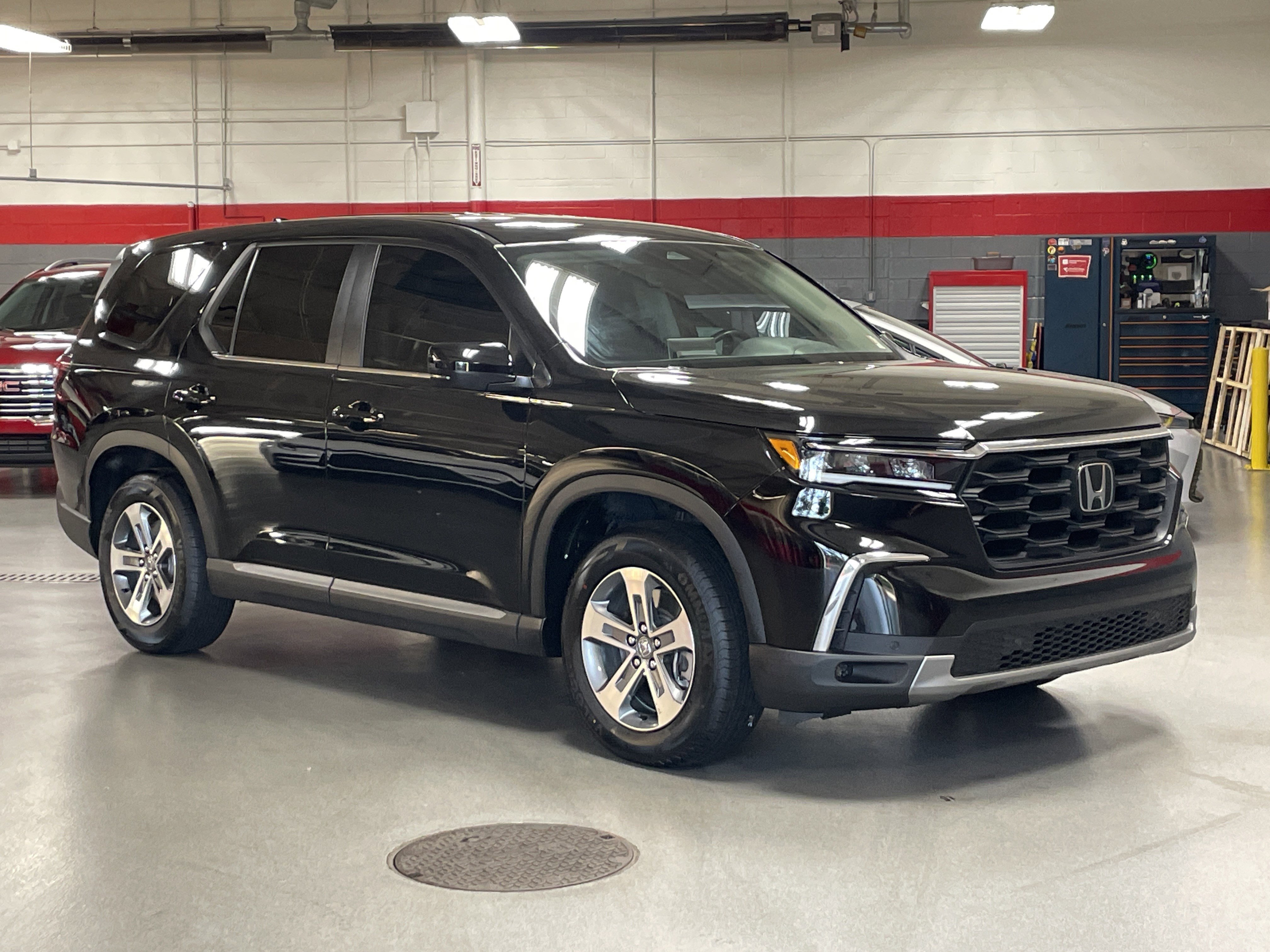 Used 2025 Honda Pilot EX-L image 2