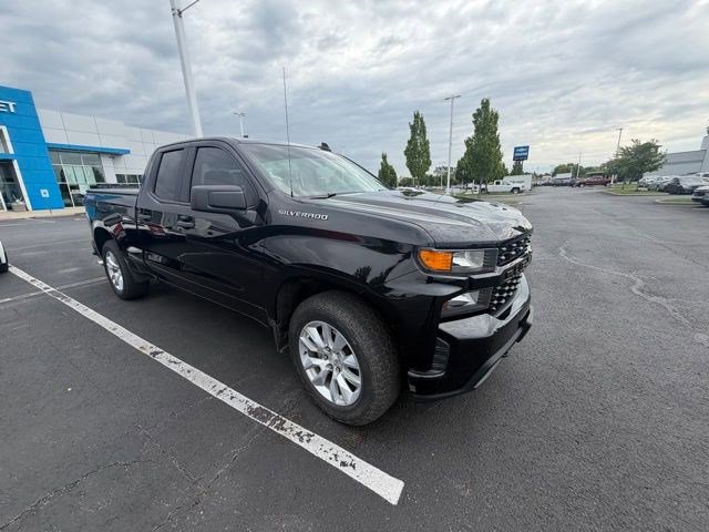 Used 2019 Chevrolet Silverado 1500 Custom w/ Custom Convenience Package AWD/4WD image 2