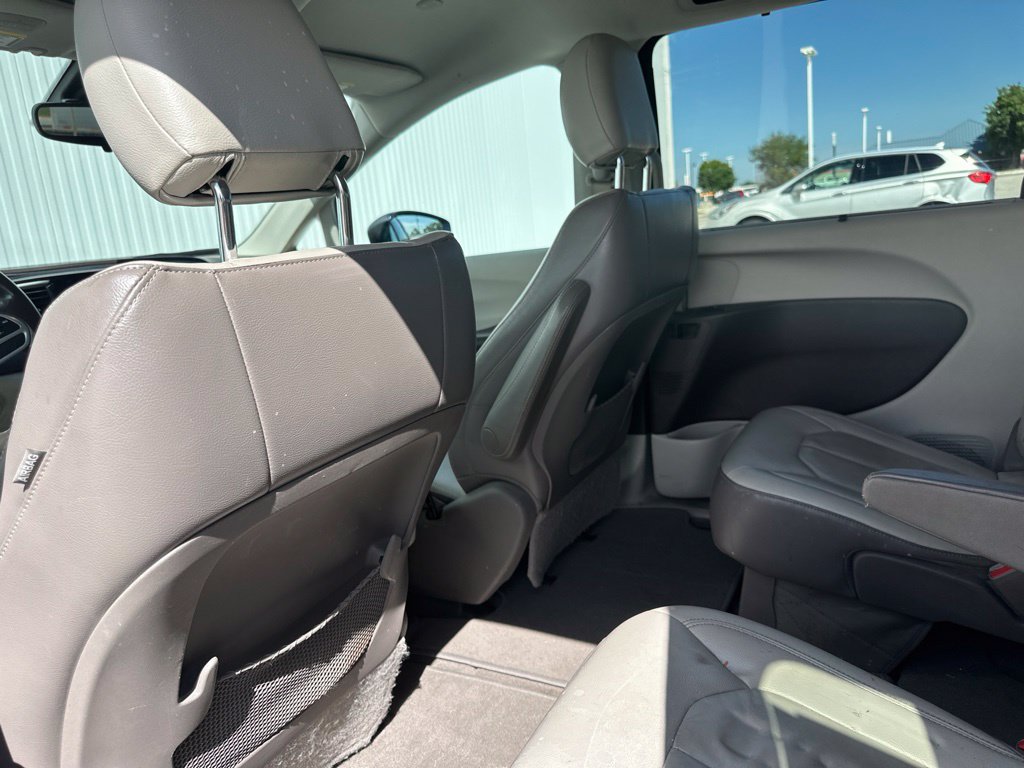 Used 2017 Chrysler Pacifica Touring-L FWD image 18