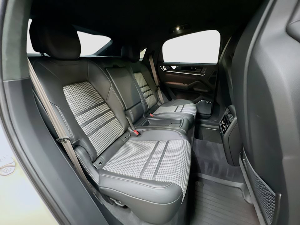 Certified 2026 Porsche Cayenne Turbo AWD/4WD image 28