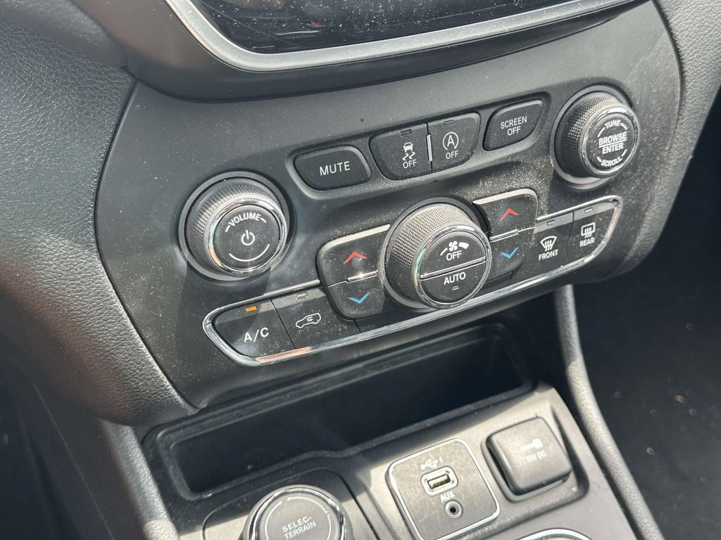 Used 2019 Jeep Cherokee Overland w/ Technology Group AWD/4WD image 27