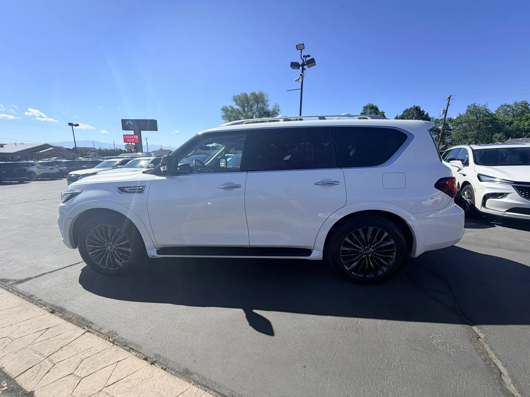 Used 2021 INFINITI QX80 Premium Select w/ All-Season Package AWD/4WD image 7