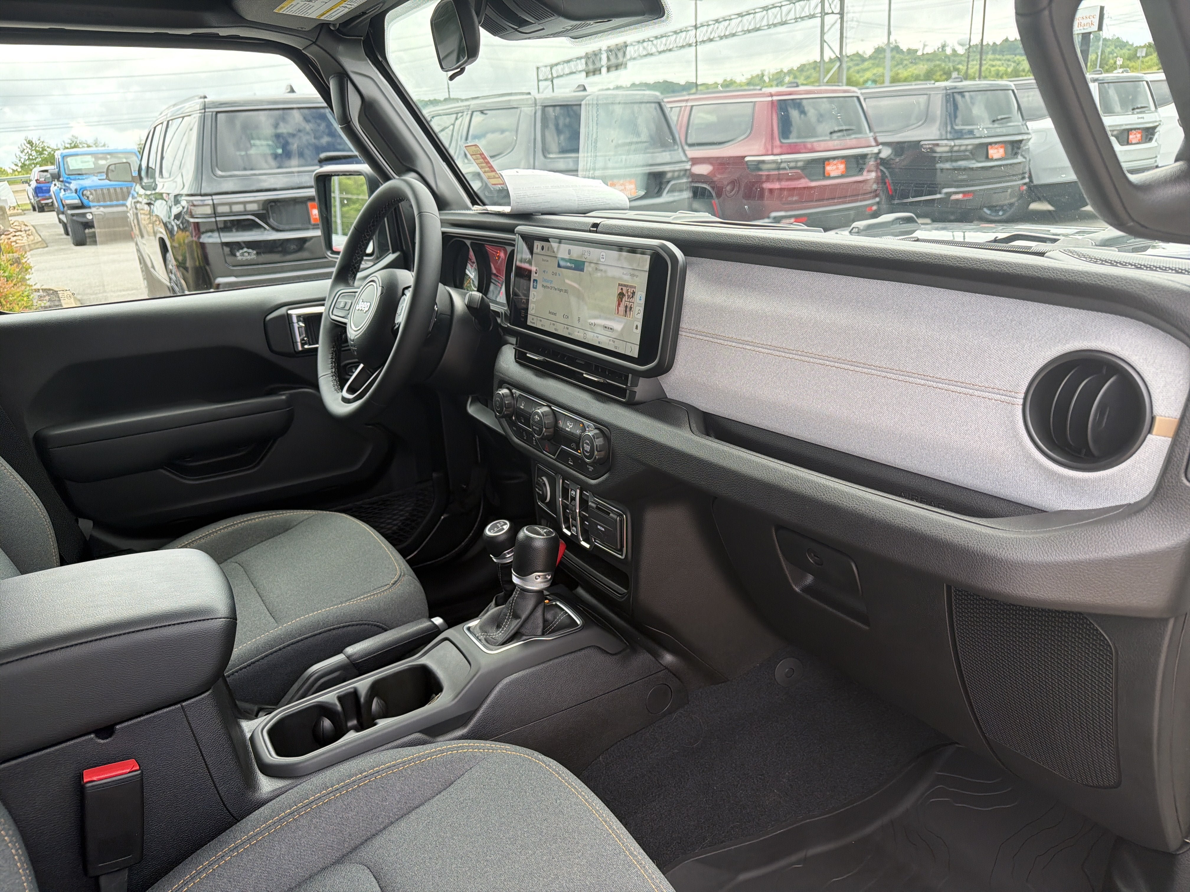 Used 2025 Jeep Gladiator Sport AWD/4WD image 28