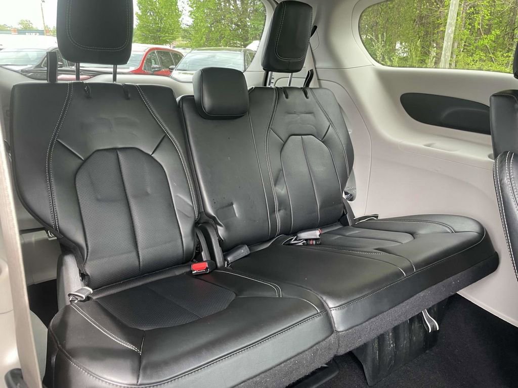 Used 2024 Chrysler Pacifica Touring-L image 19