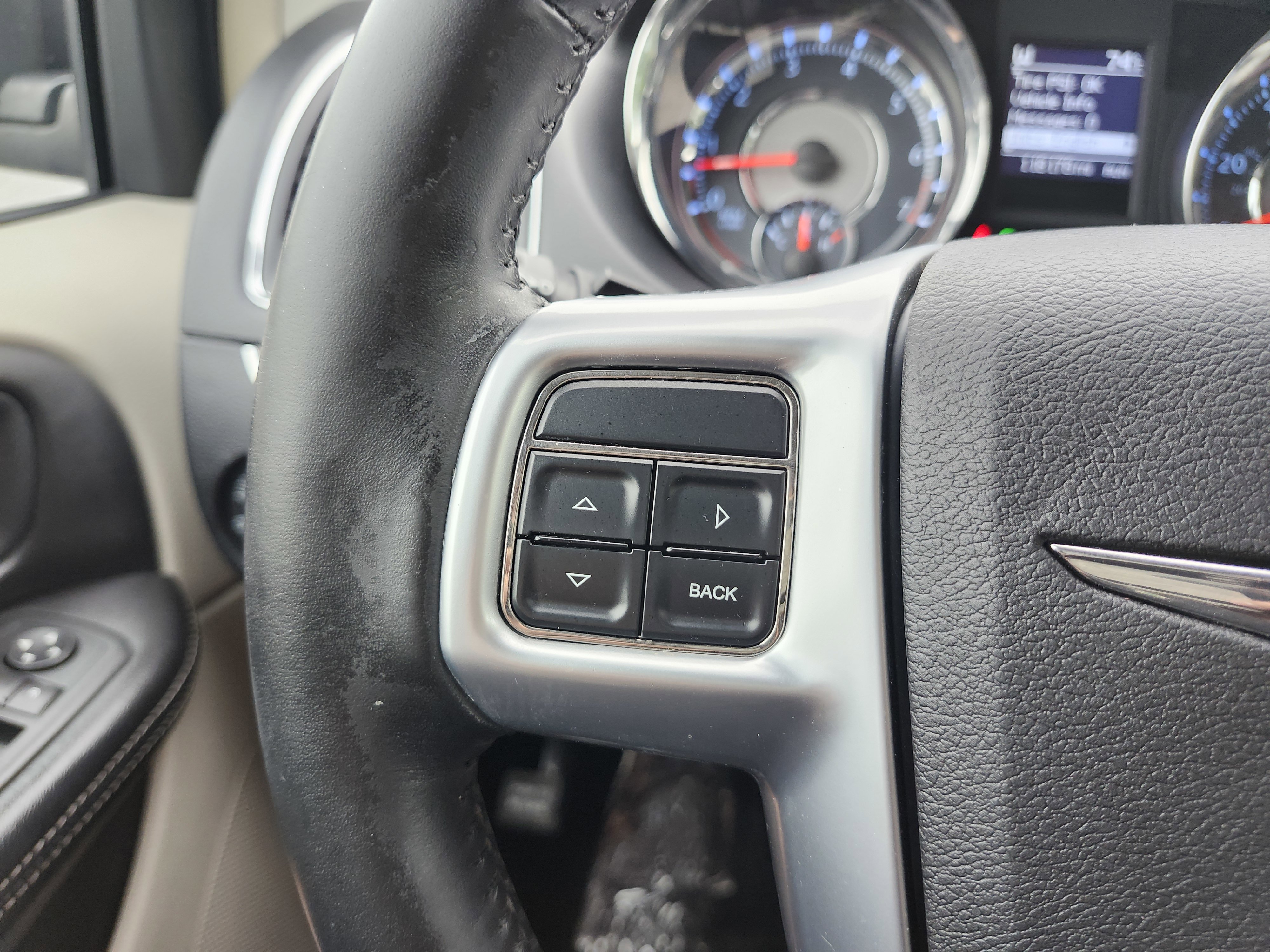 Used 2011 Chrysler Town & Country Touring-L w/ Entertainment Group #2 FWD image 32