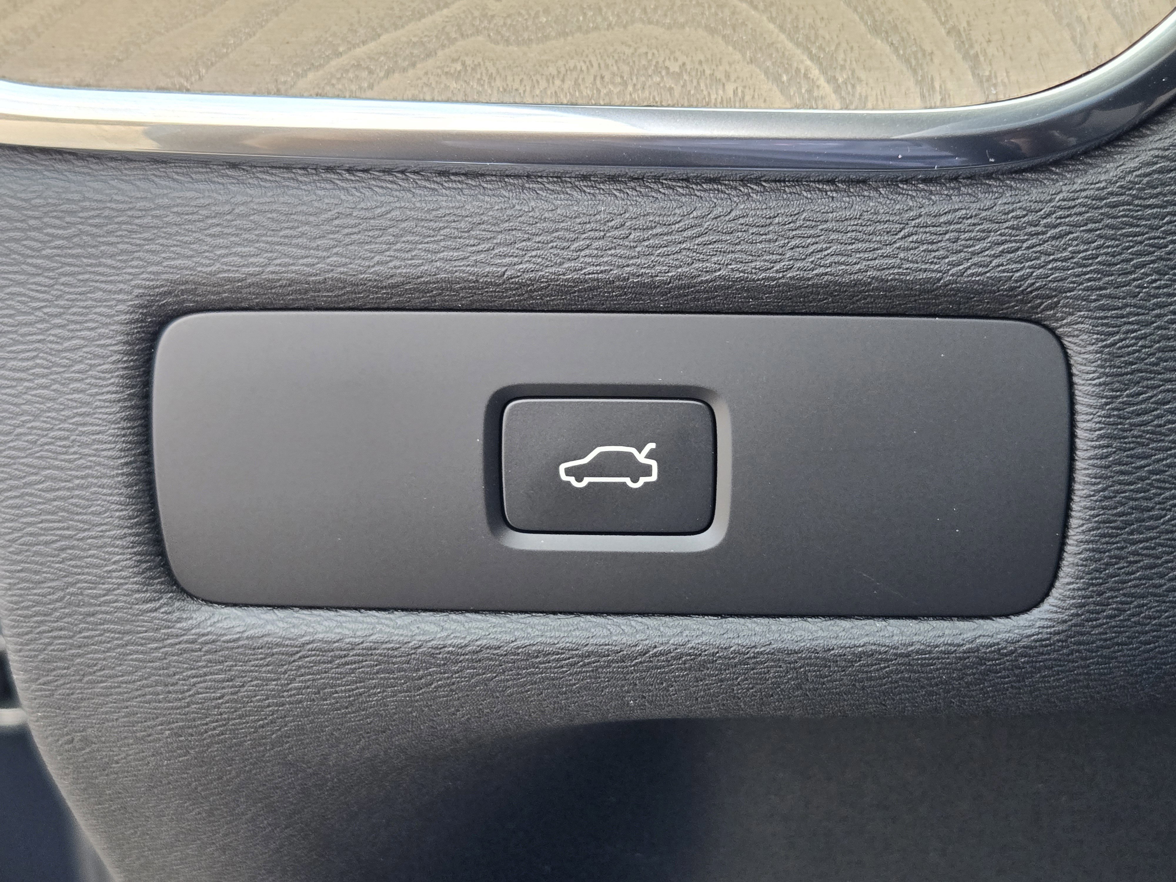 New 2026 Volvo XC60 B5 Plus w/ Protection Package Premier AWD/4WD image 18