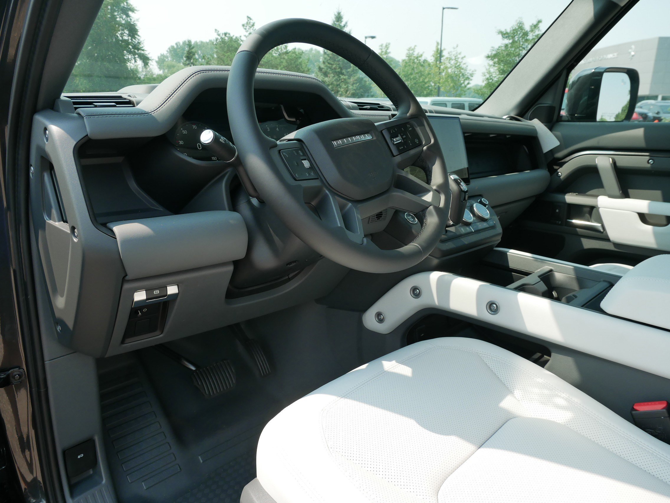 New 2025 Land Rover Defender 110 X-Dynamic SE image 3