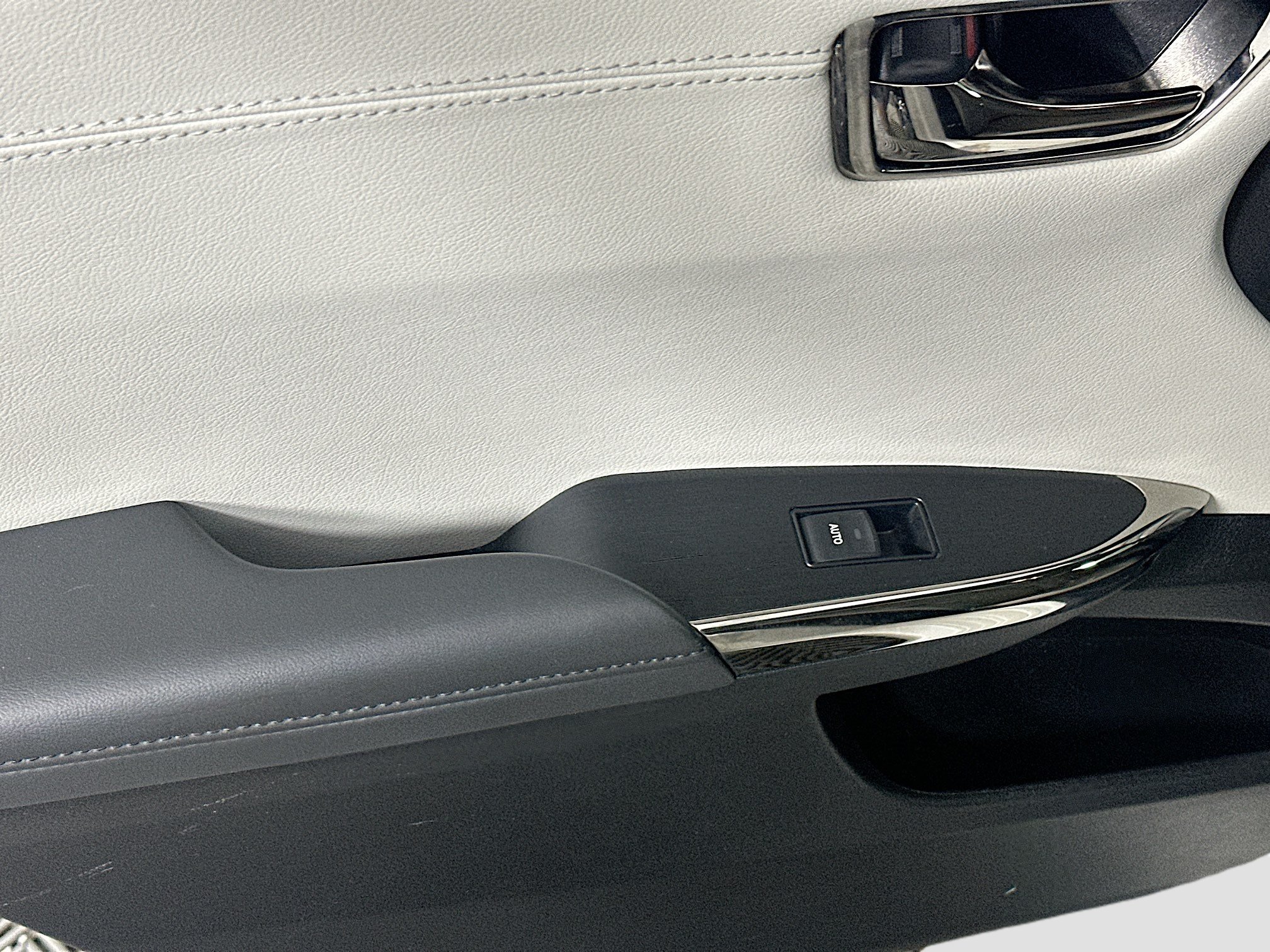 Used 2016 Toyota Avalon XLE FWD image 25