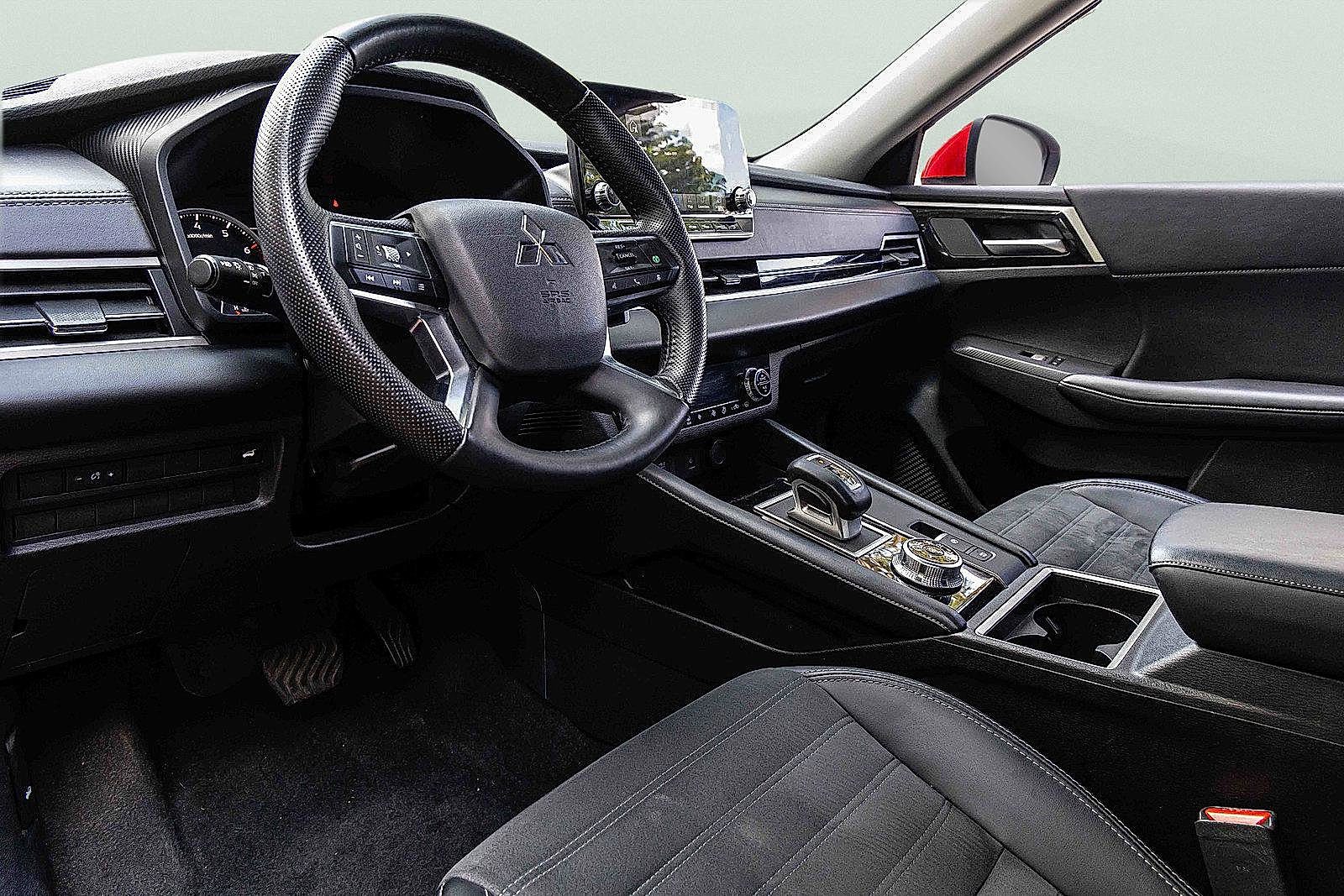 Used 2024 Mitsubishi Outlander AWD image 8