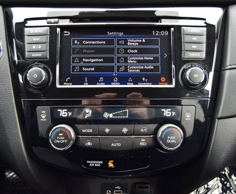 Used 2020 Nissan Rogue SV w/ Premium Package image 28