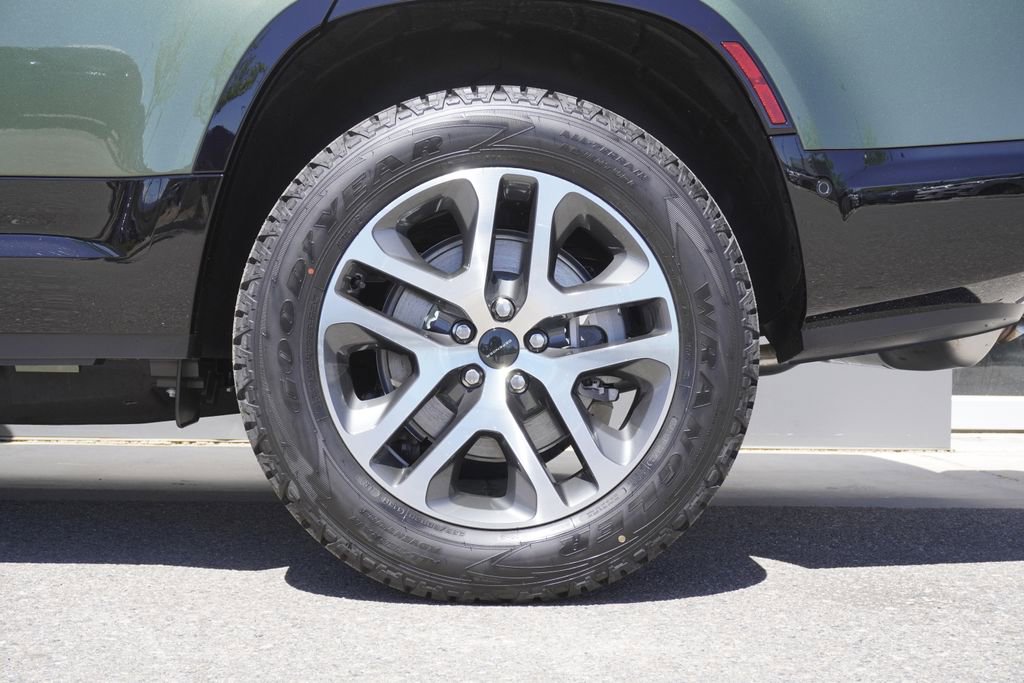 New 2026 Land Rover Defender 130 X-Dynamic SE image 34