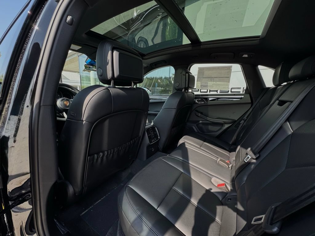 Certified 2025 Porsche Macan AWD/4WD image 32