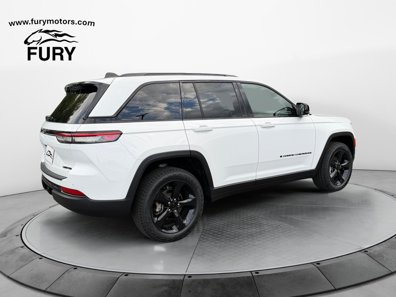 Used 2023 Jeep Grand Cherokee Limited w/ Black Appearance Package AWD/4WD image 4
