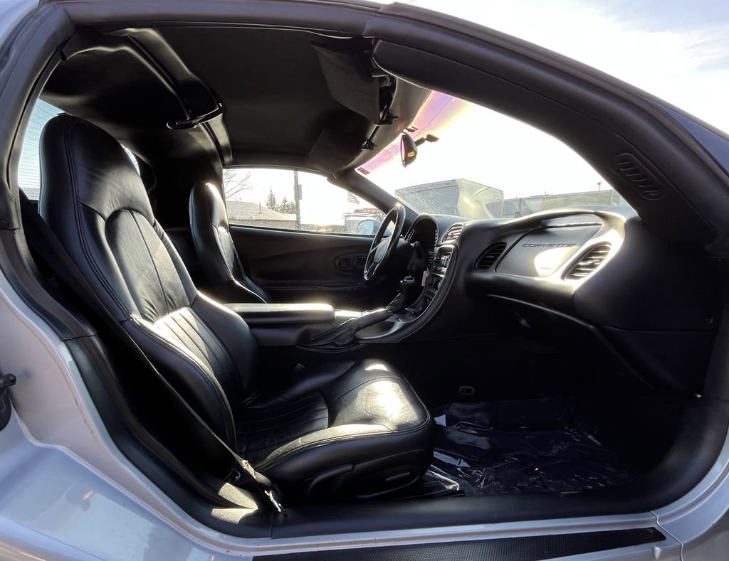 Used 2000 Chevrolet Corvette Coupe w/ Roof Pkg image 17