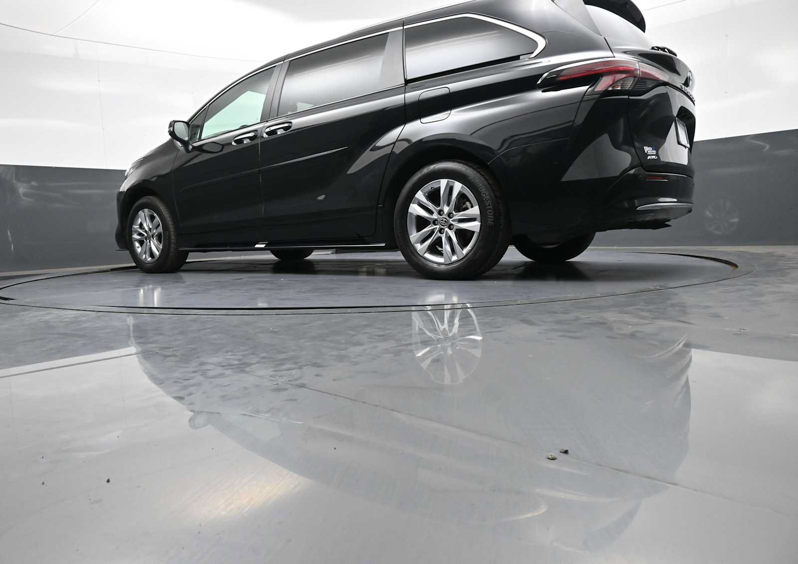 Used 2024 Toyota Sienna Limited AWD/4WD image 34
