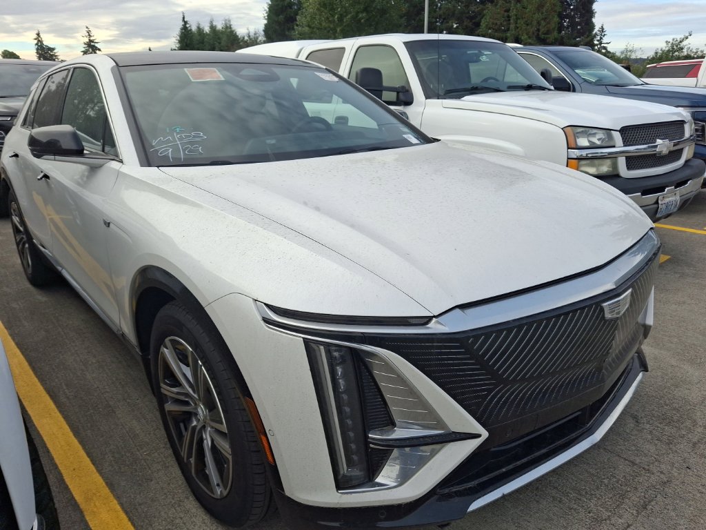 Certified 2024 Cadillac Lyriq Luxury AWD/4WD image 2