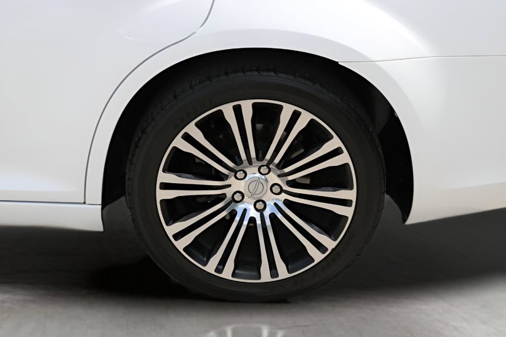 Used 2014 Chrysler 300 S RWD image 9