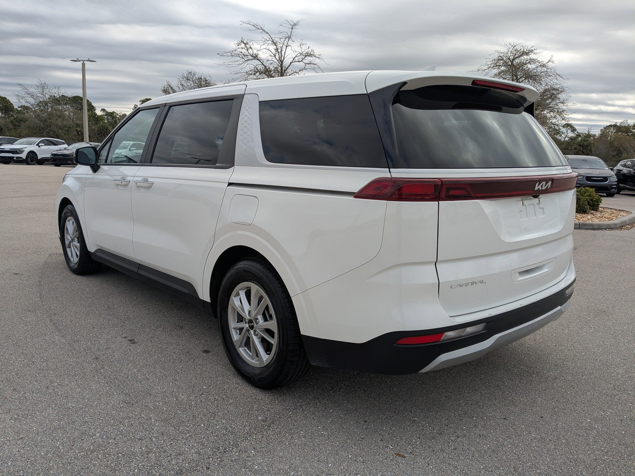 Used 2024 Kia Carnival LX image 7