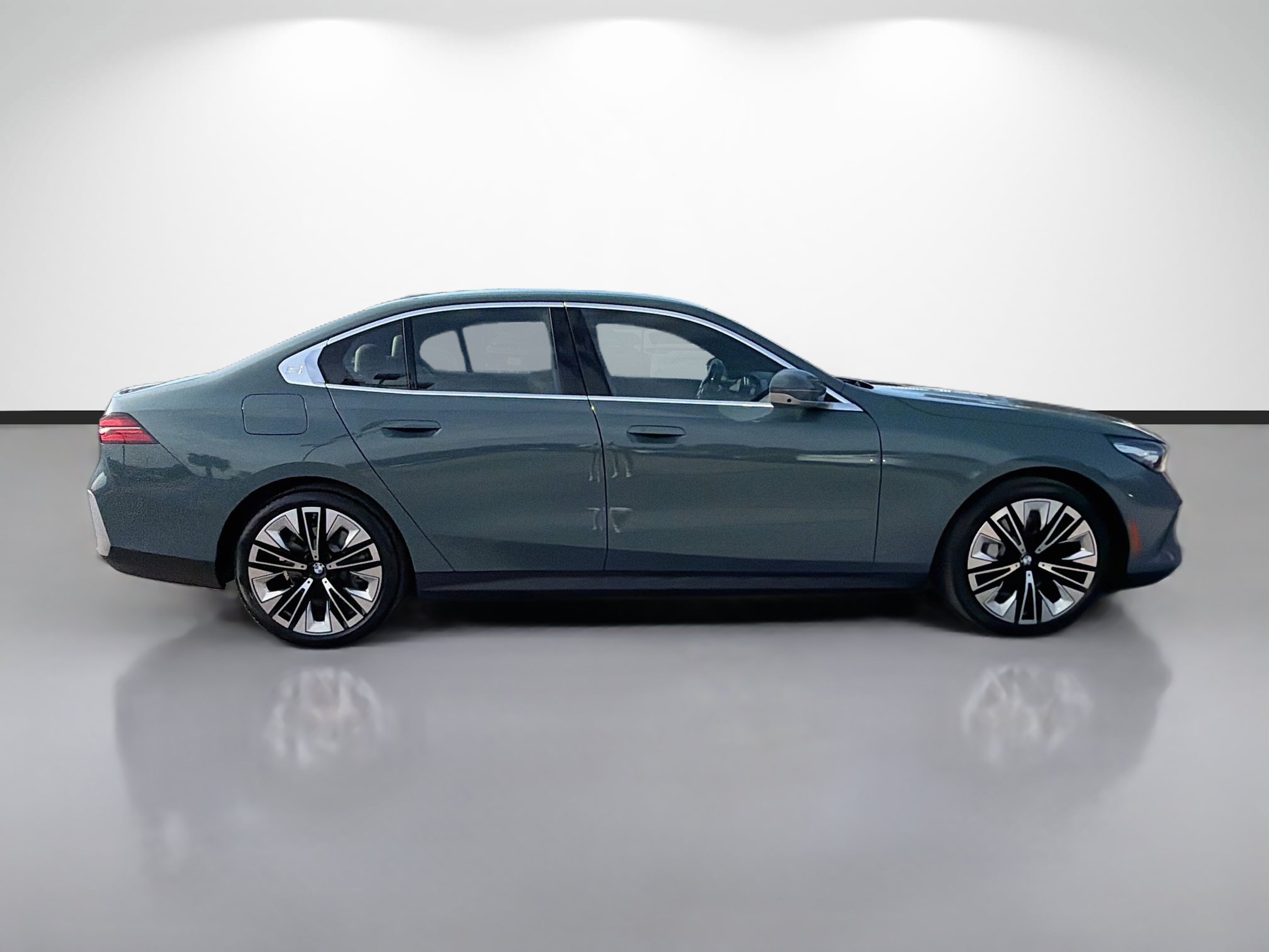 Used 2026 BMW 530i RWD image 2