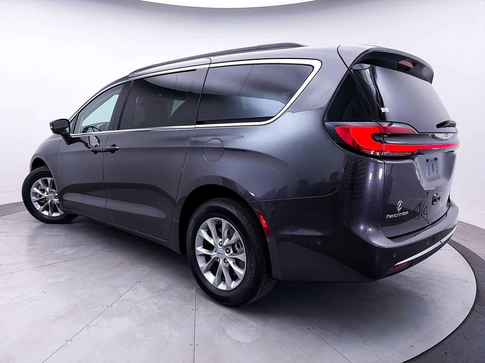 Used 2023 Chrysler Pacifica Touring-L AWD/4WD image 2