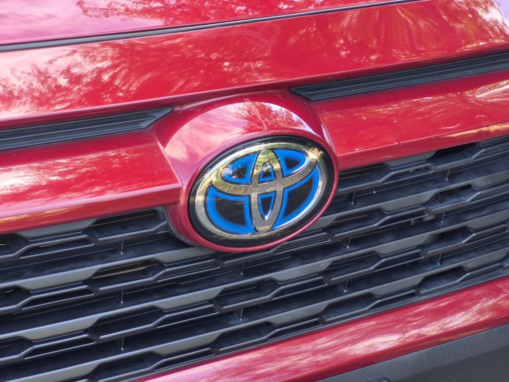 Used 2021 Toyota RAV4 LE AWD/4WD image 10