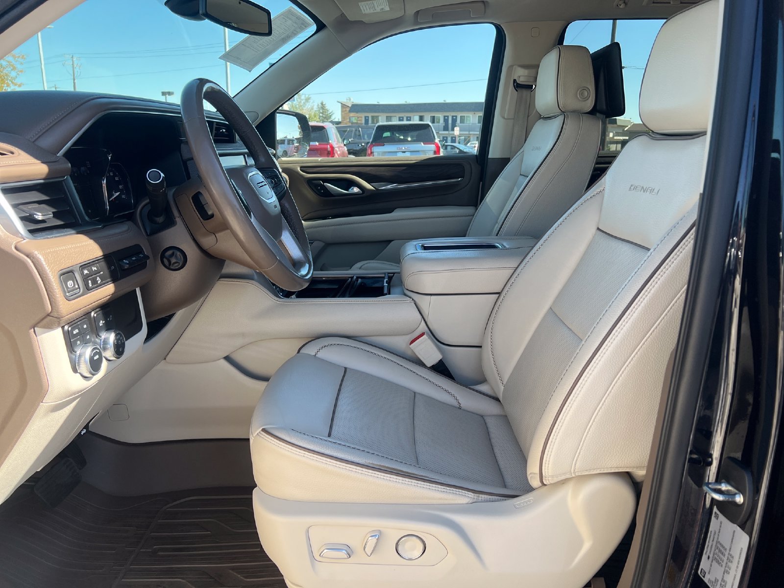 Used 2021 GMC Yukon Denali w/ LPO, Illumination Package AWD/4WD image 10