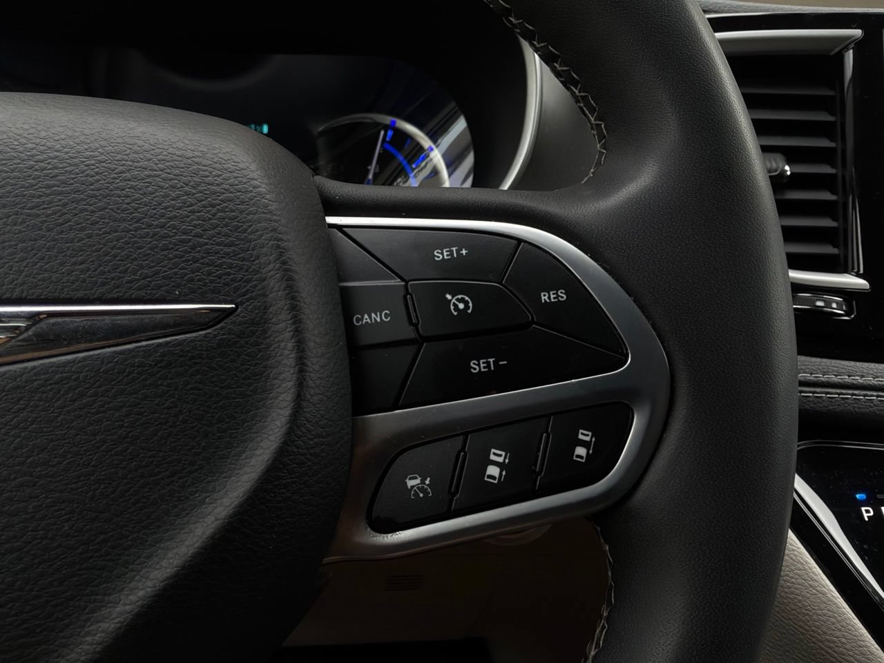 Used 2023 Chrysler Pacifica Touring-L FWD image 43
