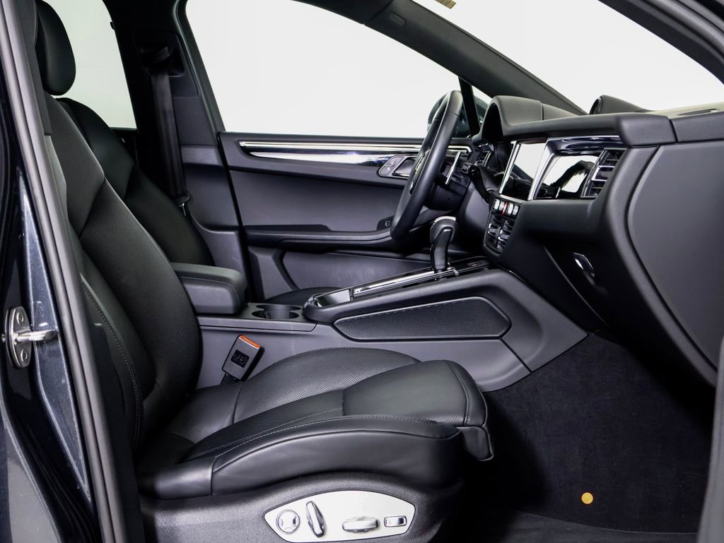 Certified 2025 Porsche Macan AWD/4WD image 8