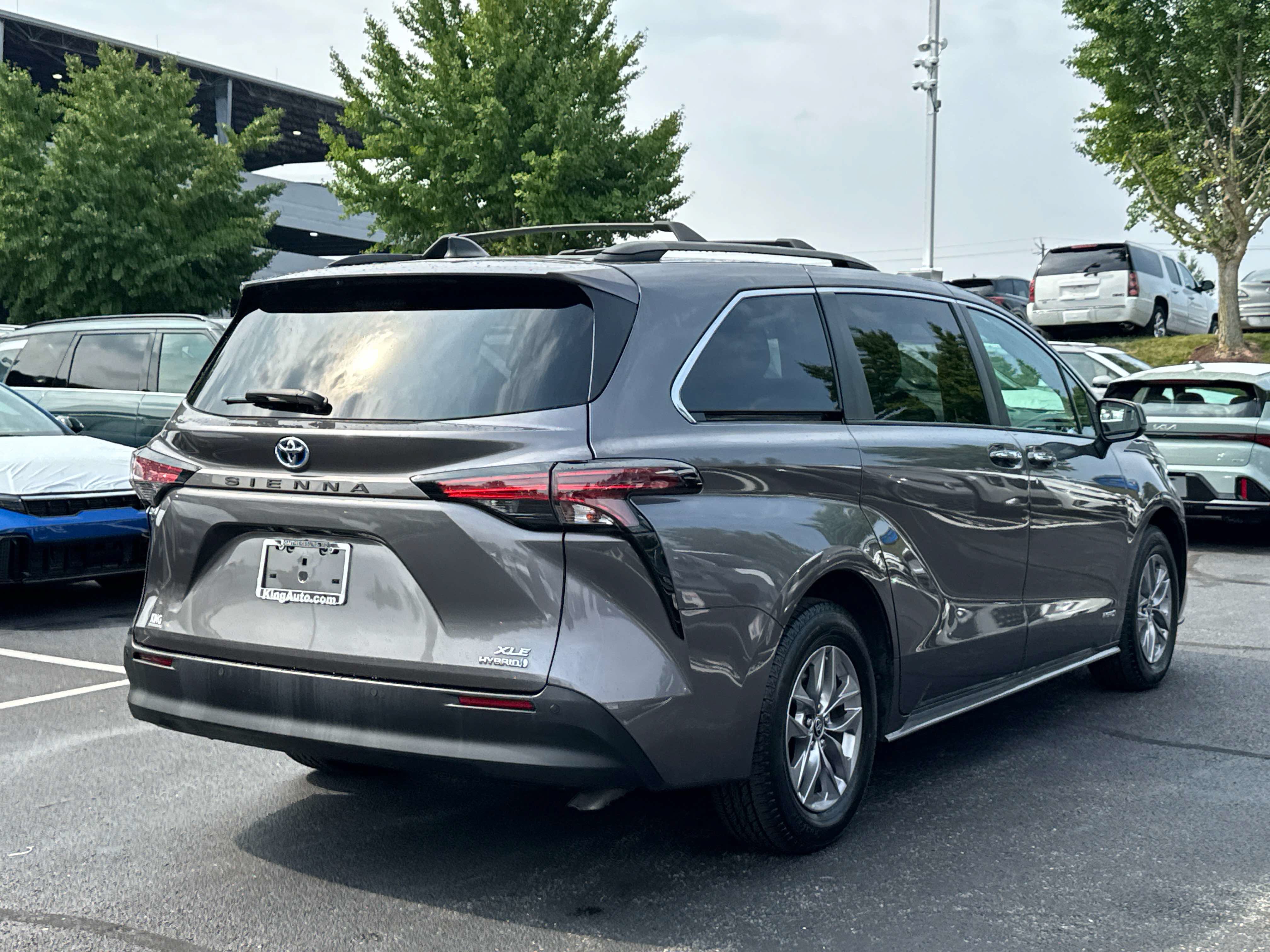Used 2021 Toyota Sienna XLE FWD image 4