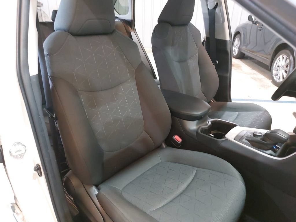 Used 2025 Toyota RAV4 XLE AWD/4WD image 10