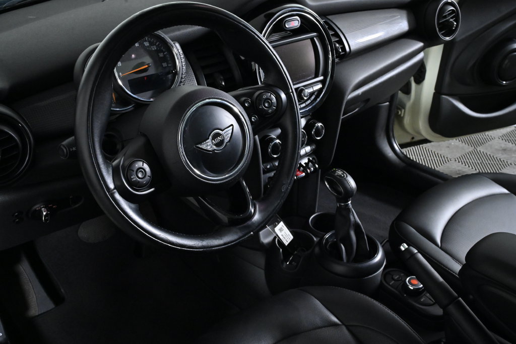 Used 2017 MINI Cooper 4-Door Hardtop FWD image 13