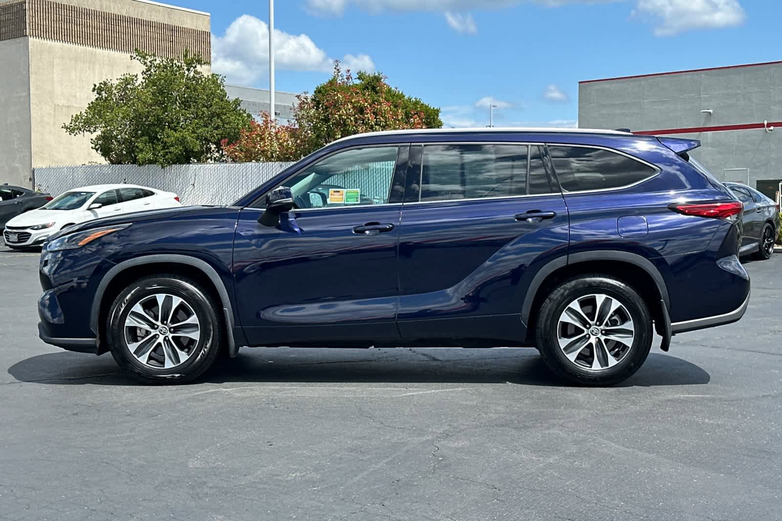 Used 2022 Toyota Highlander XLE AWD/4WD image 9