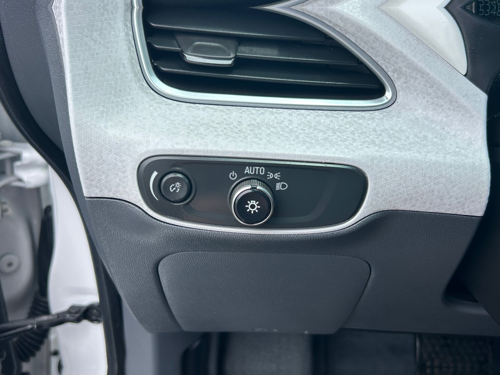 Used 2019 Chevrolet Bolt LT FWD image 32