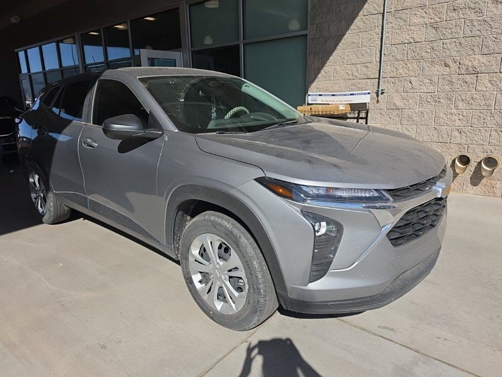 Used 2024 Chevrolet Trax LS w/ Driver Confidence Package FWD image 4