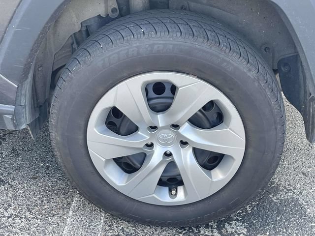 Used 2022 Toyota RAV4 LE AWD/4WD image 11