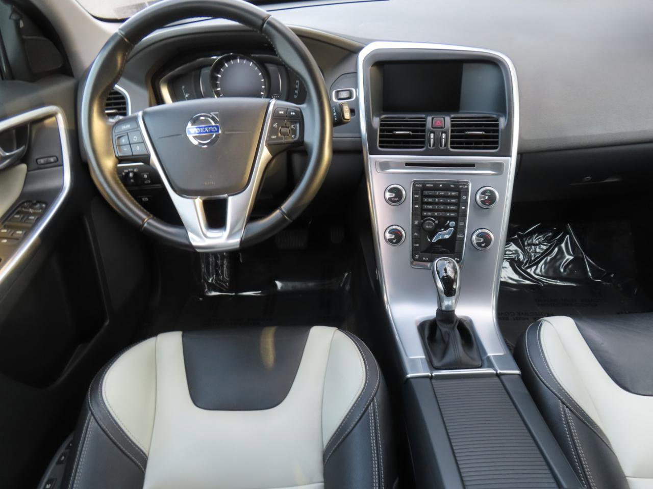 Used 2017 Volvo XC60 T5 Dynamic w/ Preferred Option Package image 12