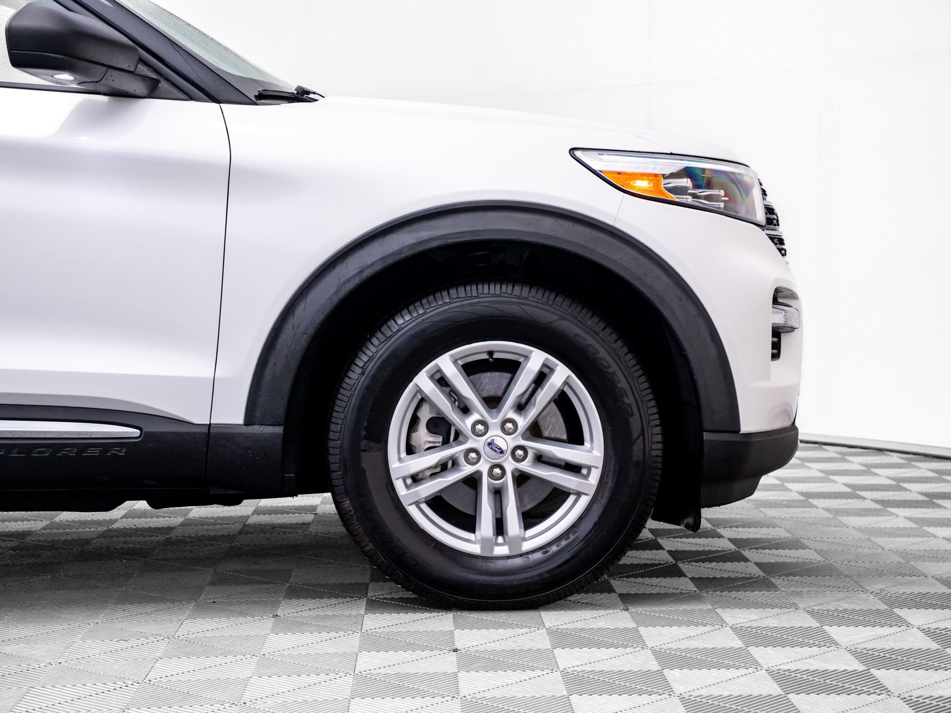 Used 2020 Ford Explorer XLT w/ Equipment Group 202A AWD/4WD image 34