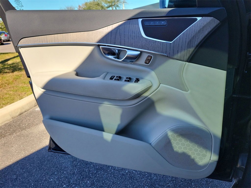 Used 2023 Volvo XC90 B6 Plus image 19