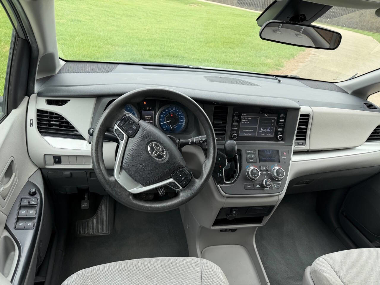 Used 2020 Toyota Sienna L image 12