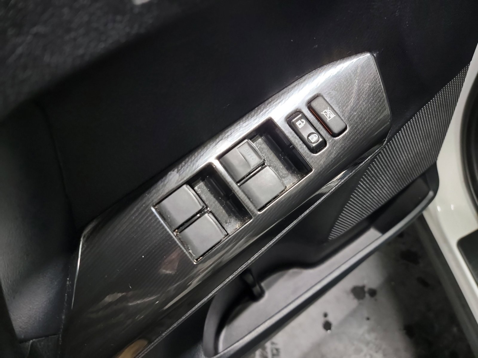 Used 2017 Toyota RAV4 SE image 14