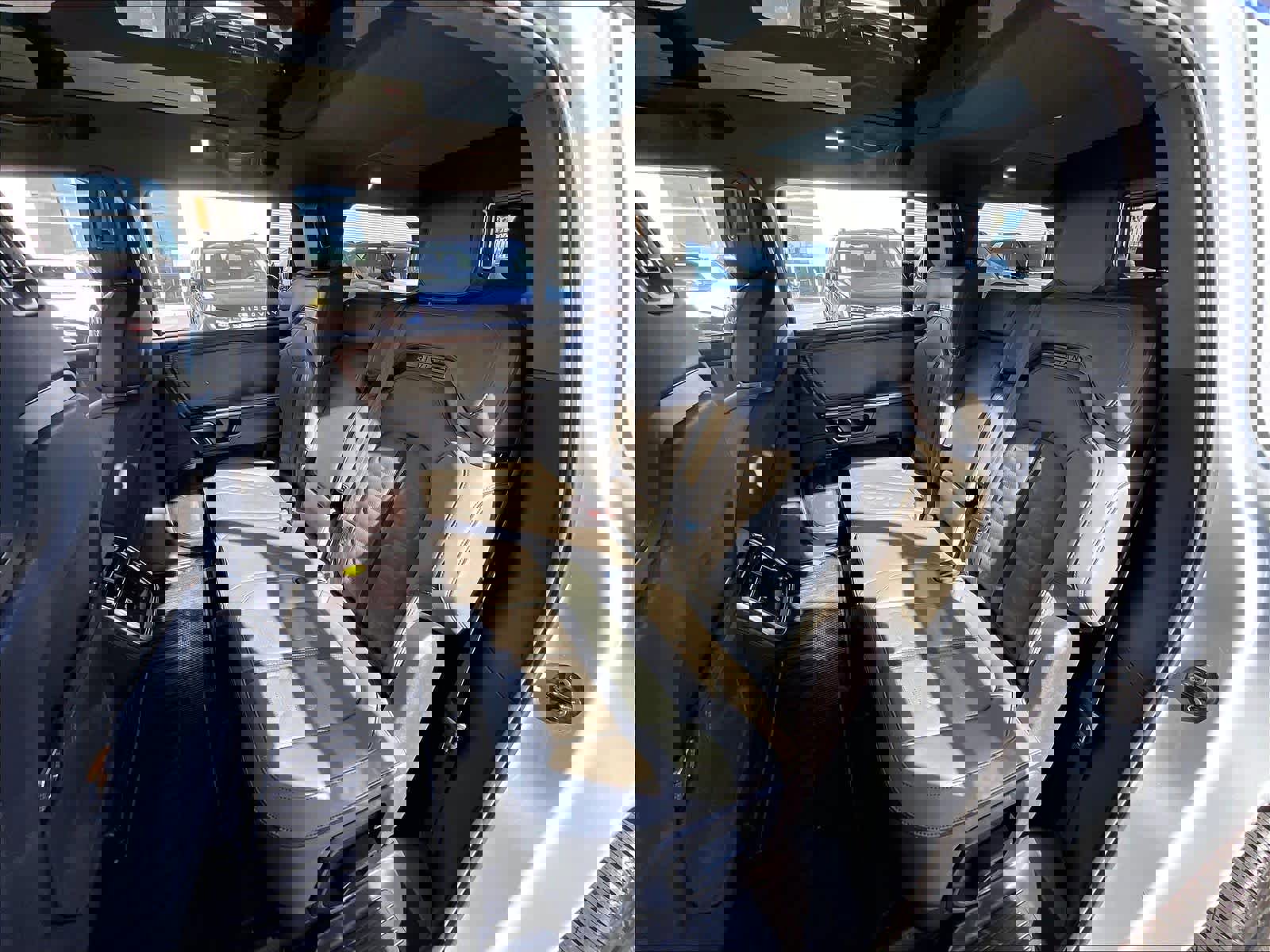 Used 2023 Rivian R1S Adventure image 28