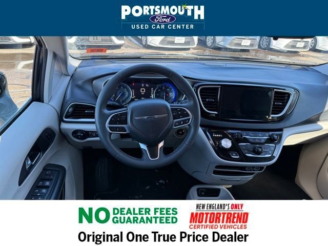 Used 2024 Chrysler Pacifica Touring-L image 8