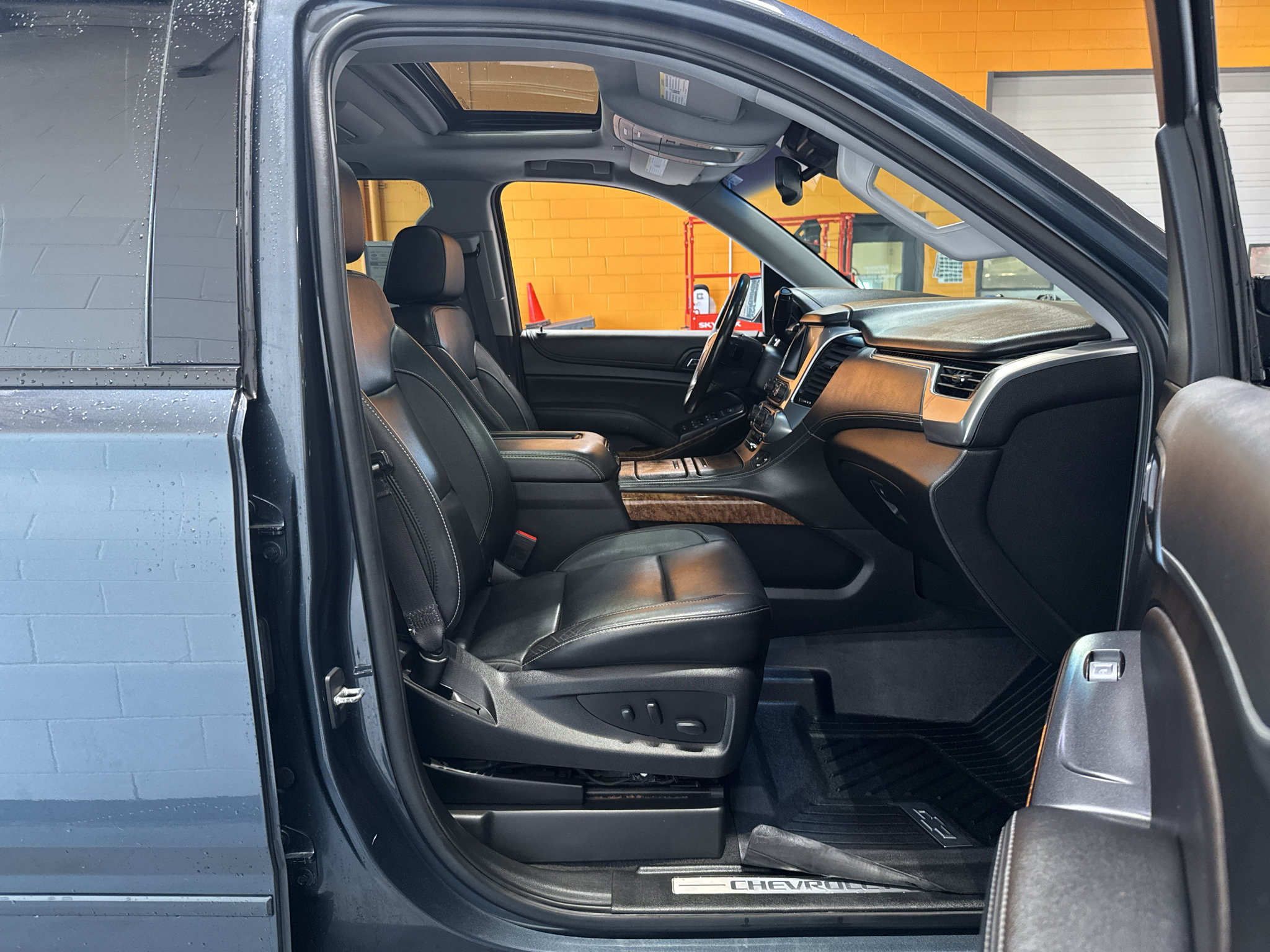 Used 2020 Chevrolet Suburban Premier AWD/4WD image 20