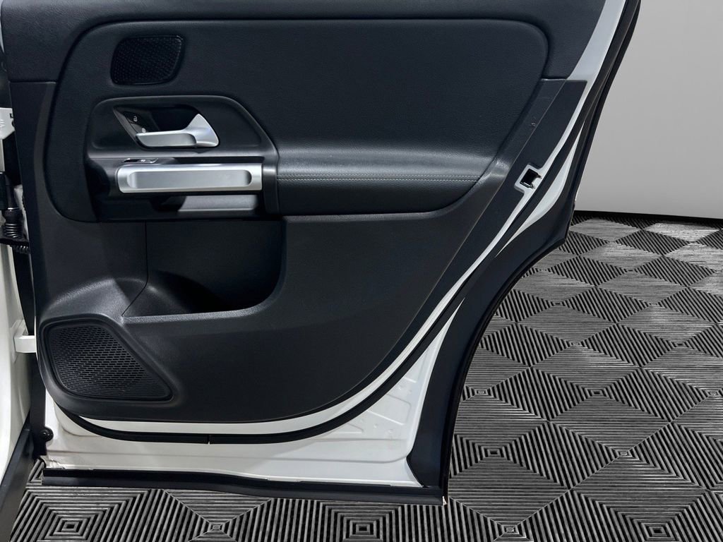 Used 2022 Mercedes-Benz EQB 300 4MATIC image 17