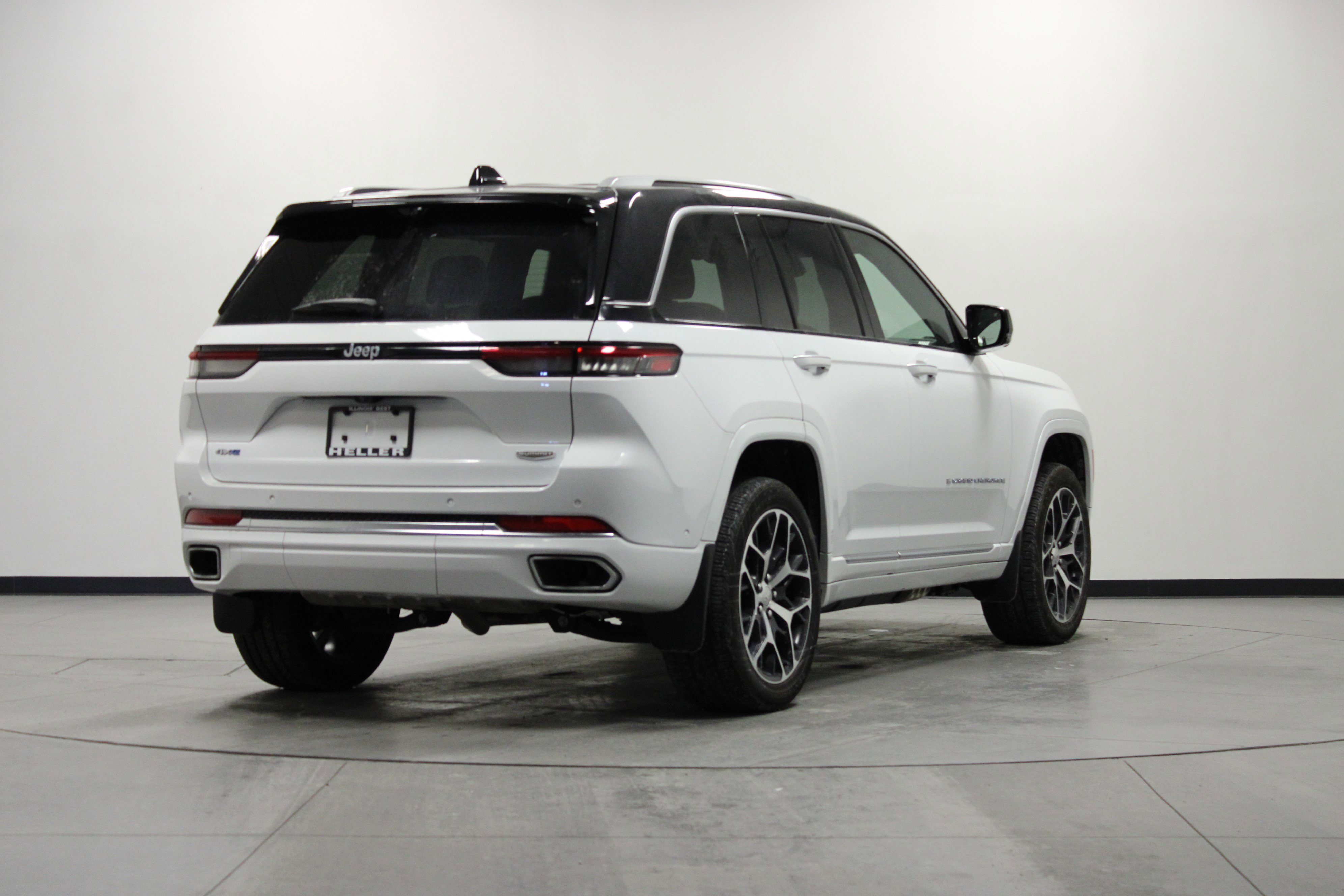 Used 2024 Jeep Grand Cherokee Summit AWD/4WD image 4