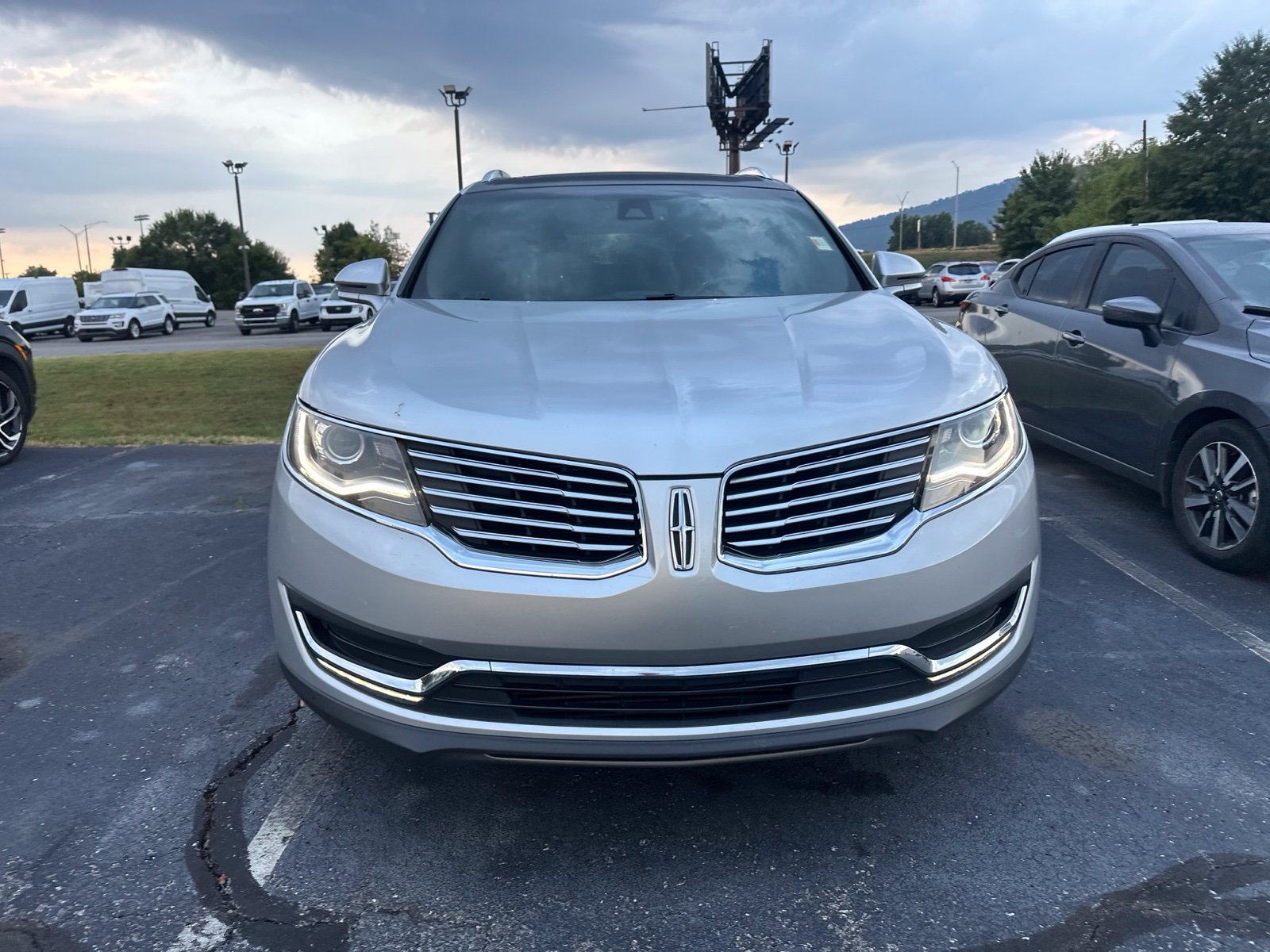 Used 2017 Lincoln MKX Reserve w/ Driver Assistance Package FWD image 2