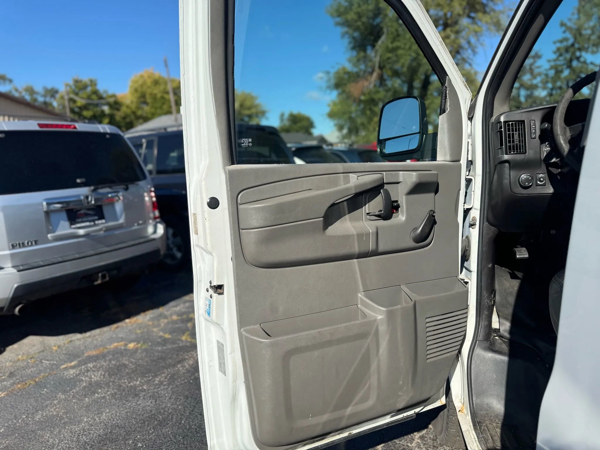 Used 2011 Chevrolet Express 2500 image 14