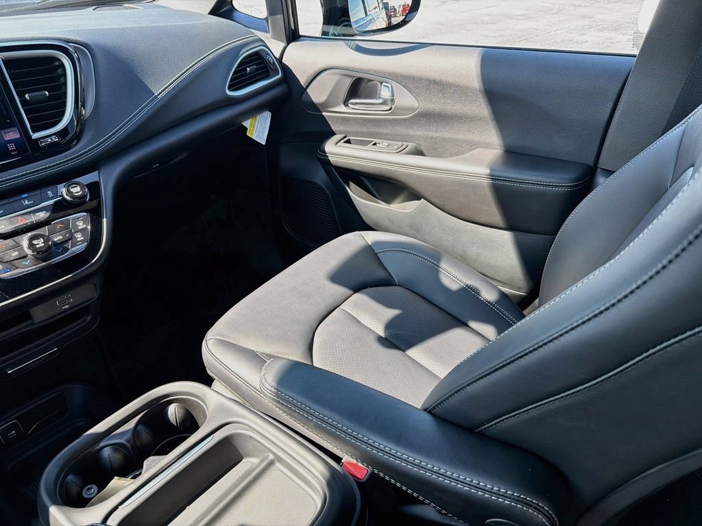 New 2027 Chrysler Pacifica Select FWD image 28